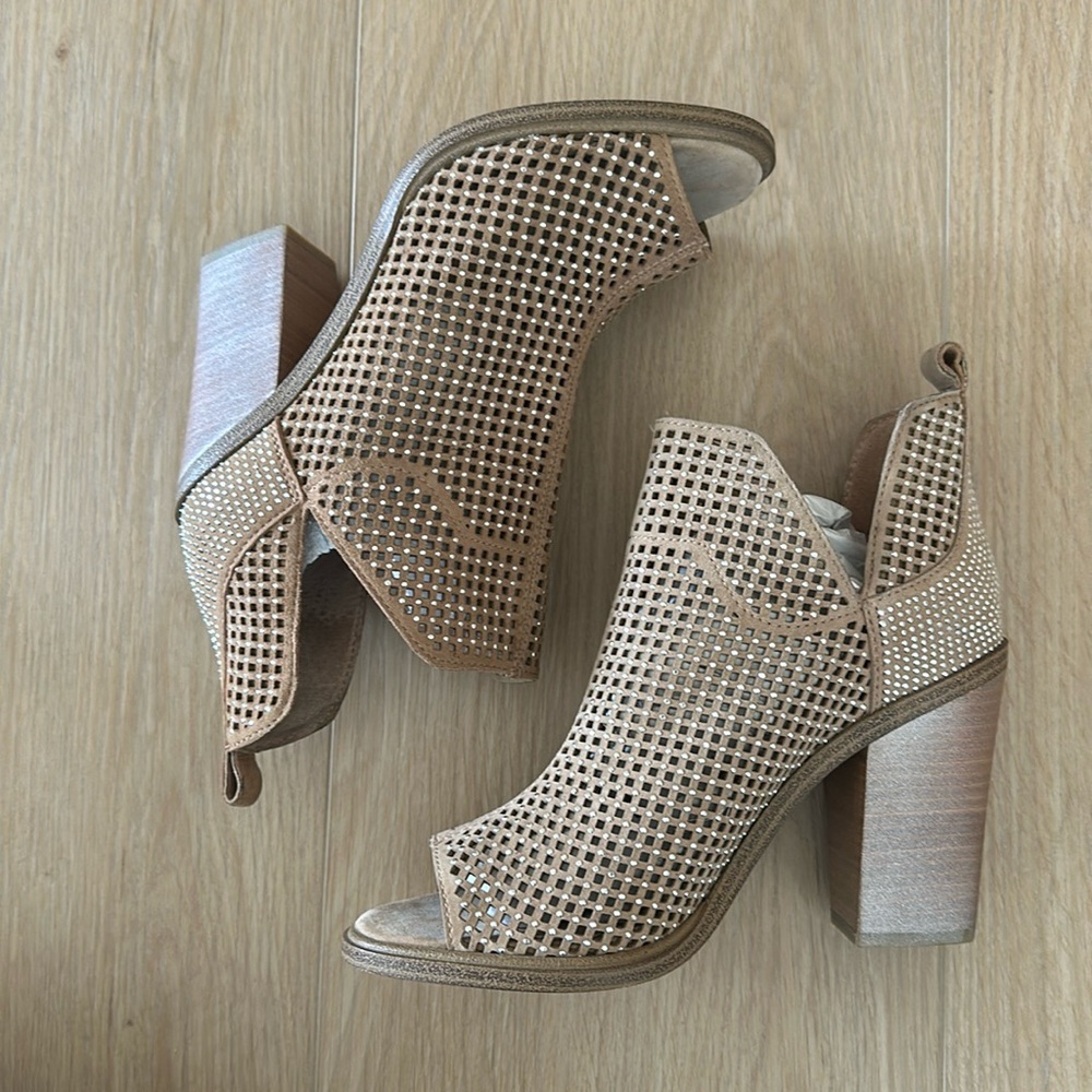 NEW IN BOX - VINCE CAMUTO
Kiminni Open Toe Bootie - size 7.5 - Tan